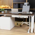 weißer Schreibtisch mit weißem Aktenschrank