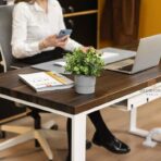 Bürotisch mit brauner Platte