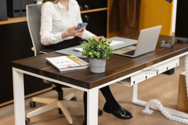 Bürotisch mit brauner Platte