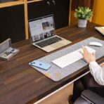 brauner Schreibtisch mit weißen Beinen