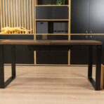 schwarzer Loft-Schreibtisch, Vorderansicht