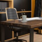 Bürotisch aus Eiche mit brauner Platte