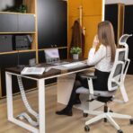 Bürotisch mit brauner Platte und weißen Beinen