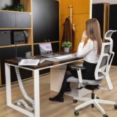 Bürotisch mit brauner Platte und weißen Beinen