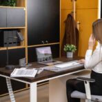 moderner Bürotisch mit brauner Platte