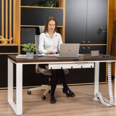Computertisch mit weißen Beinen und Holzplatte