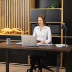 Computertisch aus Holz mit brauner Platte