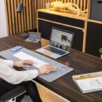 Holzschreibtisch mit brauner Platte