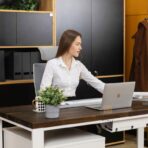 weißer Holzschreibtisch für die Arbeit