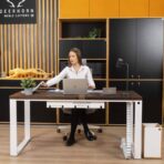 weißer Holzschreibtisch mit brauner Platte