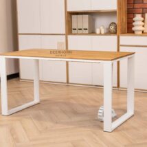 weißer Holzschreibtisch, Vorderansicht