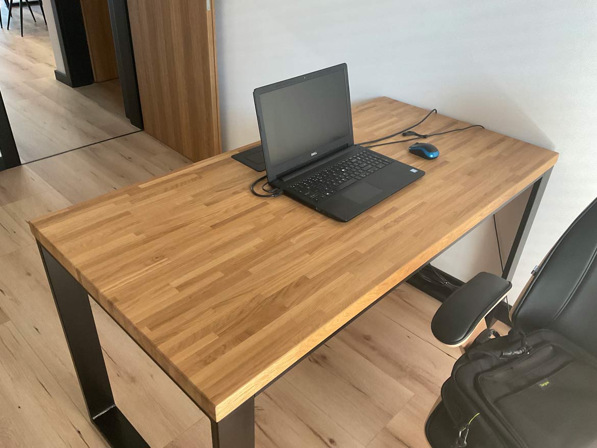 Bürotisch aus Holz