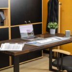 Holztisch für Büro mit brauner Platte