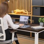 Ergonomischer Schreibtisch mit brauner Platte