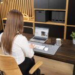 Ergonomischer Schreibtisch mit brauner Platte