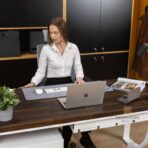 weißer Computertisch mit brauner Platte