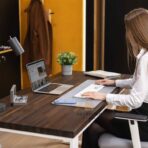 Loft-Schreibtisch mit brauner Platte