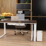 Metalltisch mit brauner Platte