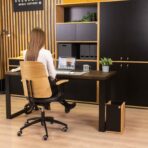 Individueller Schreibtisch für das Büro, Vorderansicht