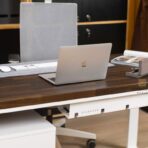 Computertisch mit eichenbrauner Platte