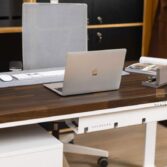 Computertisch mit eichenbrauner Platte