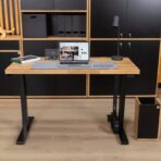 elektrisch anhebbarer Schreibtisch, Vorderansicht