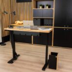 verstellbarer Schreibtisch mit Holzplatte