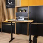 elektrisch verstellbarer Schreibtisch auf einem Metallgestell