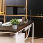 weißer skandinavischer Schreibtisch mit brauner Platte