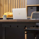 Schreibtisch mit Holzplatte und Untertischorganisator