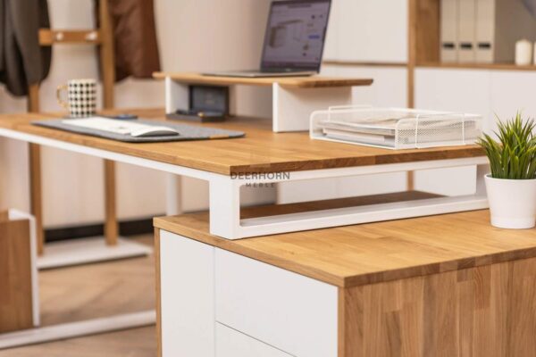 Schreibtisch mit Eichenholzplatte