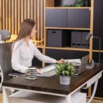 Schreibtisch mit brauner Holzplatte