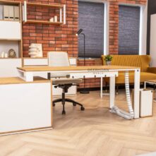 Schreibtisch mit Schränken und Schubladen in Weiß mit Holz