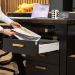 Schreibtisch mit schwarzen Schubladen