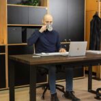 schwarzer Schreibtisch und braune Platte