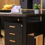 Schwarzer Schreibtisch mit schwarzen Schubladen