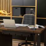 Büroschreibtisch aus Holz auf Metallbeinen