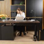 großer Bürotisch mit Rollcontainer