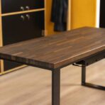 großer schwarzer Schreibtisch mit schwarzbrauner Platte