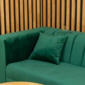 elegantes sofa mit kissen in flaschengrün