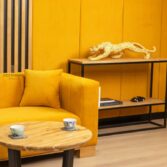 bürosofa gelb mit kissen