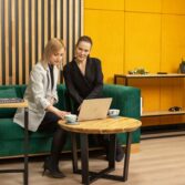 Sofa aus flaschengrünem Velours, Vorderansicht