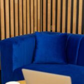 großes Sofa mit Polstern