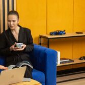 großes navyblaues Sofa für drei Personen