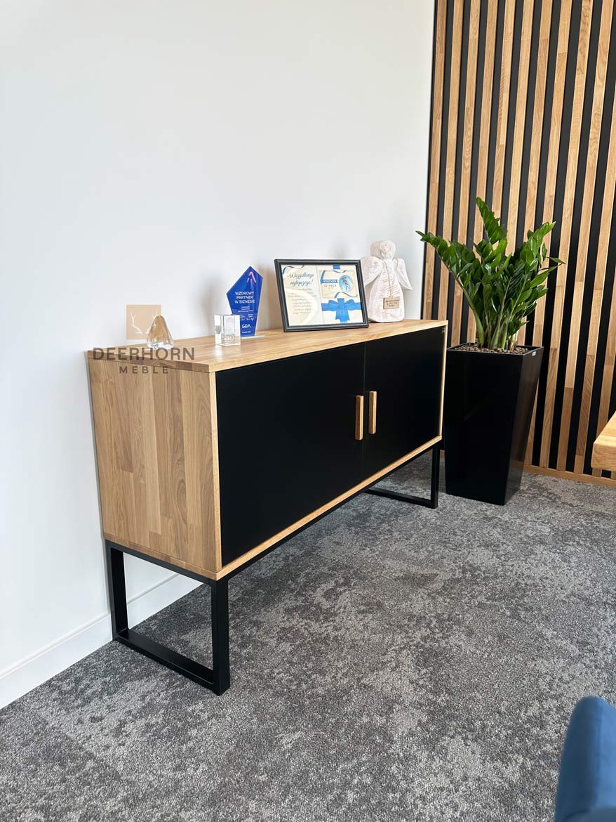 Bürokommode auf Metallbeinen