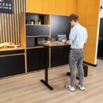 kleiner höhenverstellbarer Schreibtisch