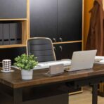 moderner Bürotisch mit Holzplatte