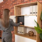 Bücherregal aus Holz mit weißen Fronten