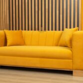 3-Sitzer Sofa gelb mit Kissen