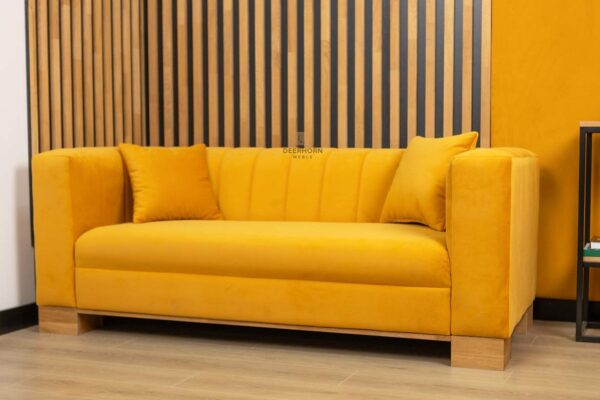 3-Sitzer Sofa gelb mit Kissen